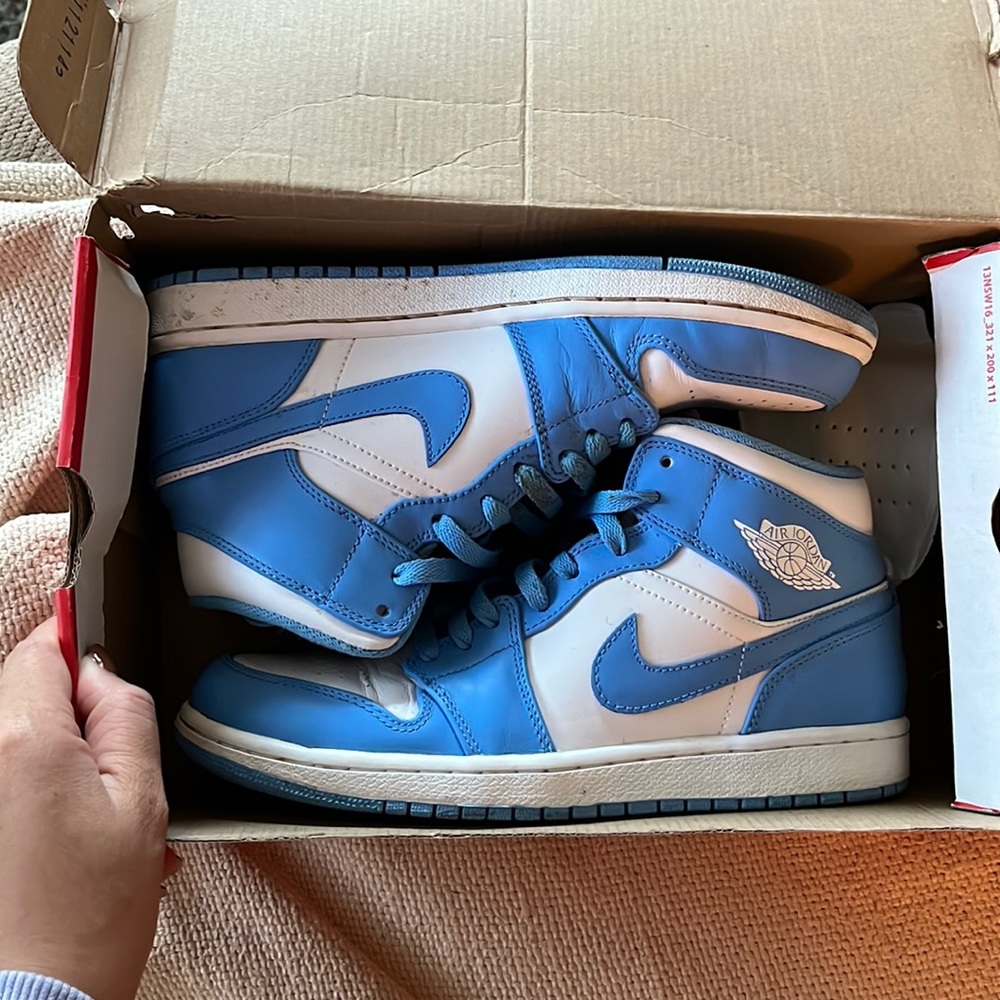 Air Jordan 1 mid university blue UNC